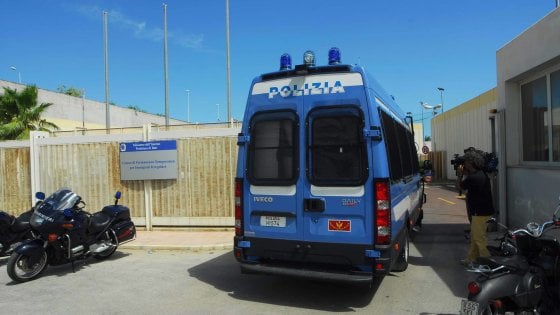Bari, violenta reazione degli ospiti del Cara di Palese, sassi sui poliziotti otto i feriti