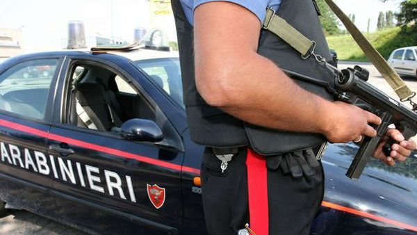 Puglia, terrore a un distributore di benzina, due banditi schiaffeggiano barista e poi sparano colpo di fucile