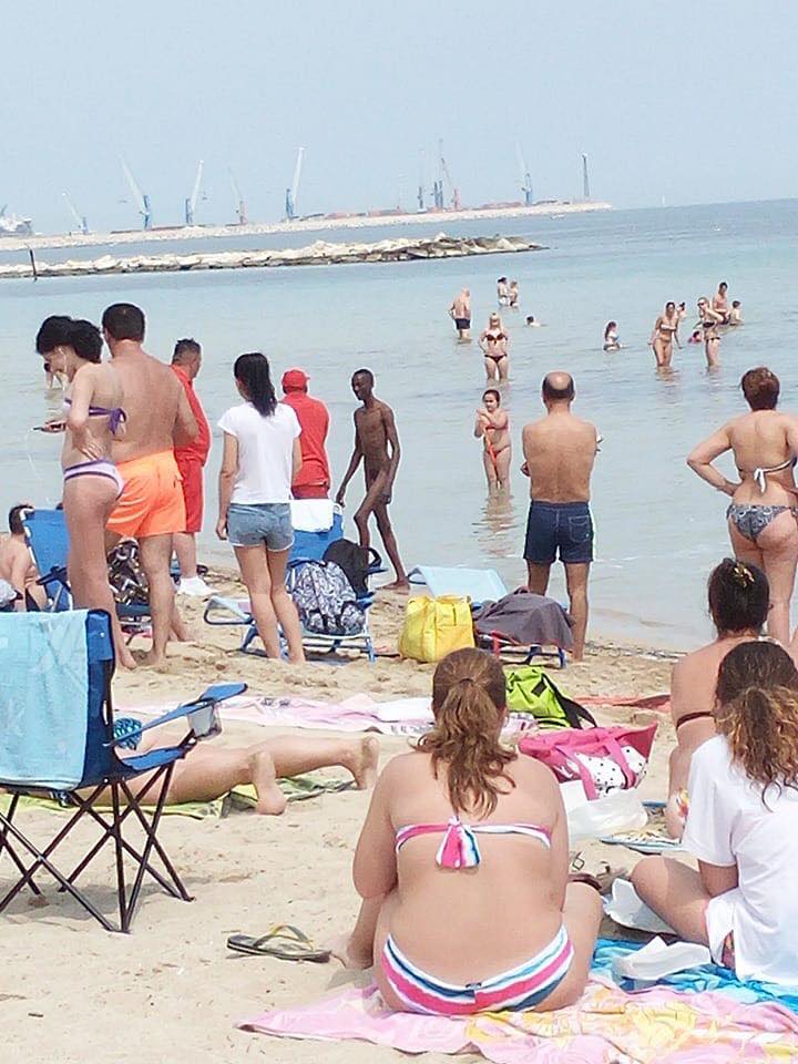Bari è caos a Pane e Pomodoro uomo di colore nudo sulla spiaggia stracolma di gente