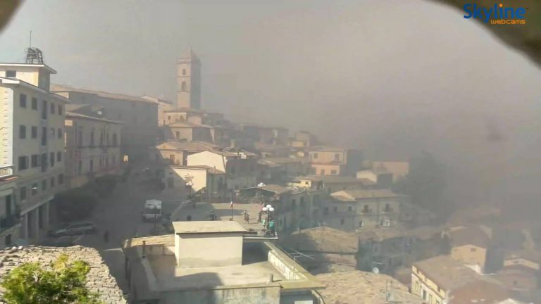 Puglia situazione drammatica per devastante incendio, “gente barricata in casa”, L’allarme dei residenti “fate presto”!