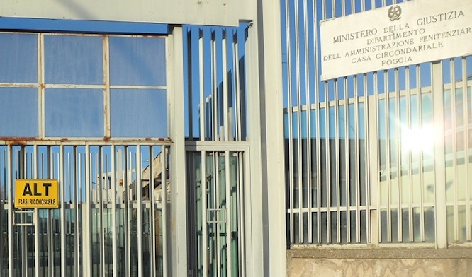 Momenti di alta tensione in un carcere in Puglia, agente picchiato selvaggiamente da detenuto