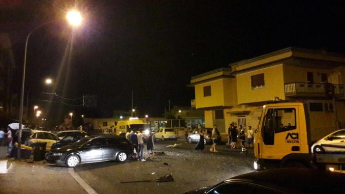 Nel Cuore della notte, inseguiti dai Carabinieri, escono fuori strada e distruggono sei auto in sosta