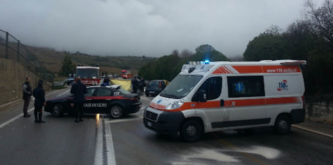 Ancora sangue sulle strade della Puglia, tremendo impatto tra tre auto, due i morti, otto i feriti