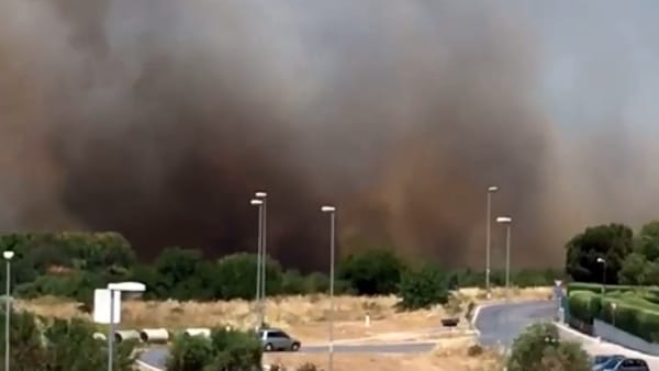 Bari, Vasto Incendio divampa a Lama Balice: in azione canadair ed elicotteri
