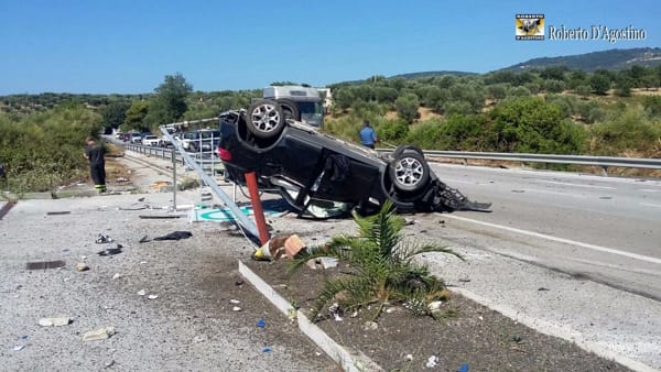Puglia, strada a scorrimento veloce un’auto si ribalta dopo un violentissimo urto, muore conducente