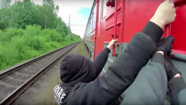 La nuova folle moda dei ragazzini italiani sfidano la morte salgono sul treno e si sporgono aggrappandosi alle maniglie