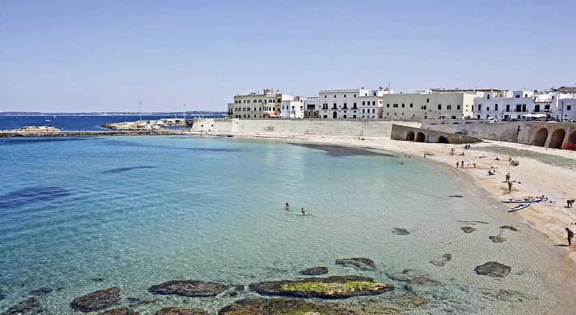 Puglia, terrore sul lungomare, uomo spara molti colpi con un fucile a canne mozze, paura tra i passanti