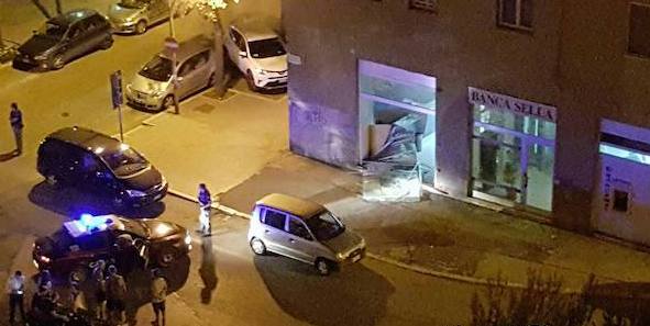 Puglia, forte esplosione nella notte, rapina a Banca Sella, banditi fuggono con bottino di 20 mila euro