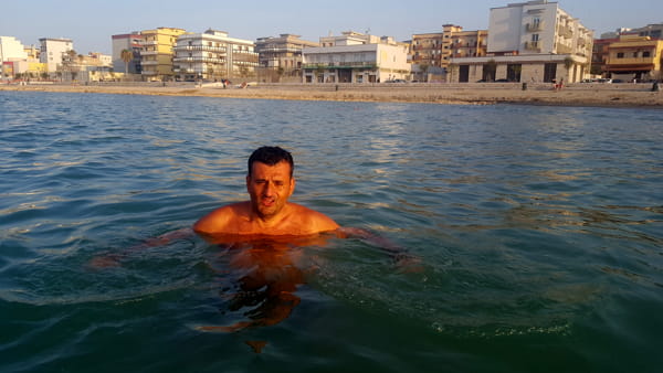 Bari nuovo lungomare di San Girolamo, il sindaco si fa un bagno al tramonto “un’emozione particolare”, le reazioni sui social