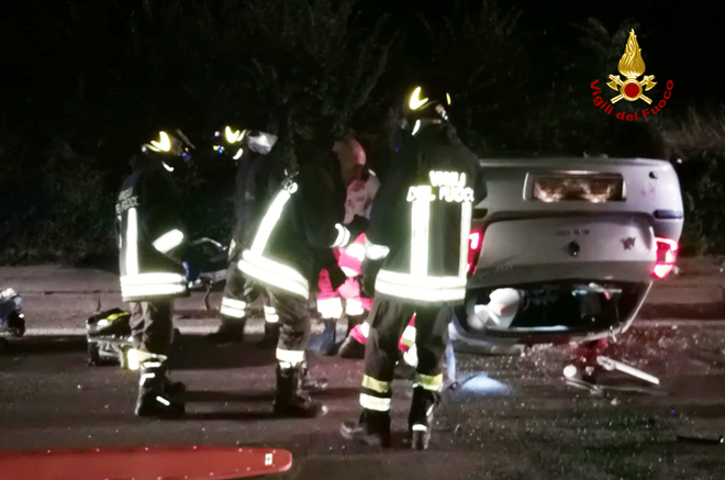 Tremendo schianto all’alba, auto si capotta e abbatte un lampione, quattro ragazzi in gravissime condizioni erano di ritorno da una festa