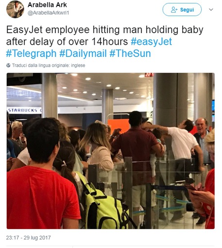 Passeggero con un bambino in braccio chiede spiegazioni per ritardo aereo, viene picchiato da un impiegato