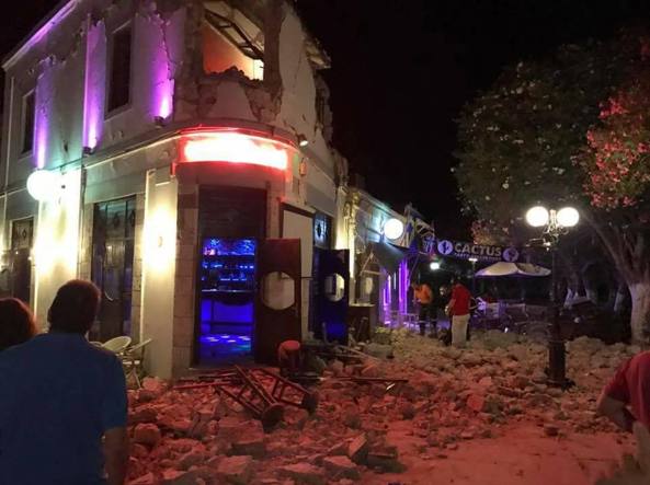 Fortissimo terremoto e tsunami nelle isole greche e in Turchia, almeno 2 morti e più di 100 i feriti