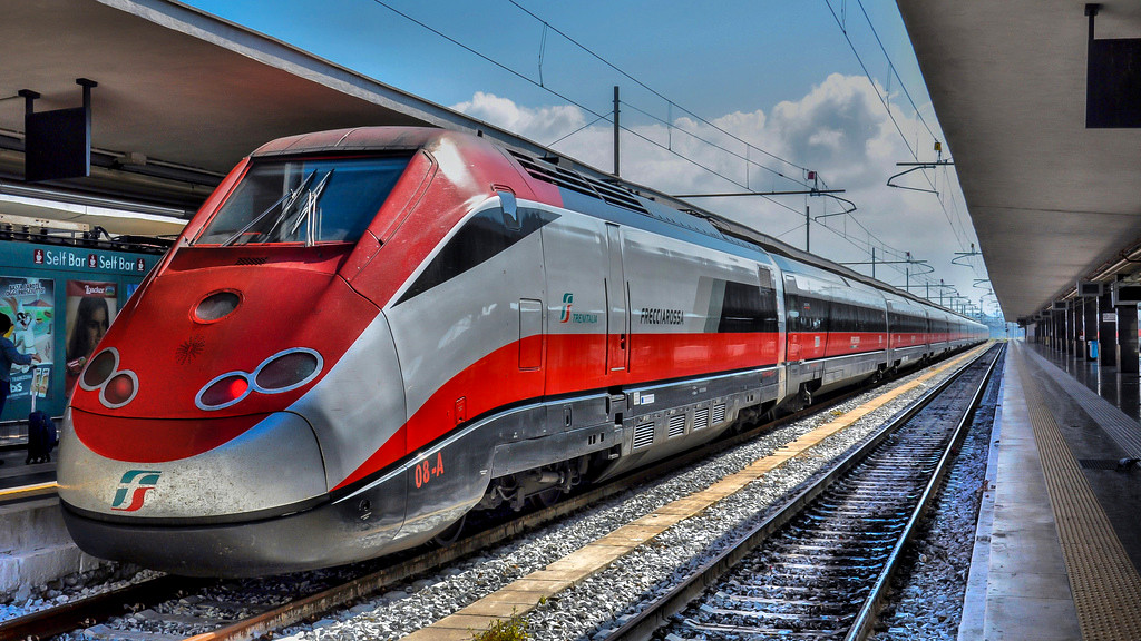 Odissea sul Frecciarossa Milano–Bari, treno con carrozza fantasma, molti passeggeri costretti a viaggiare in piedi