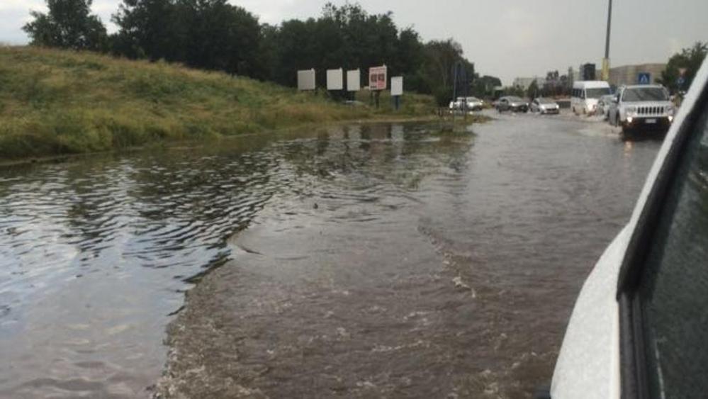 Torino, bomba d’acqua sulla zona nord della città, strade trasformate in torrenti