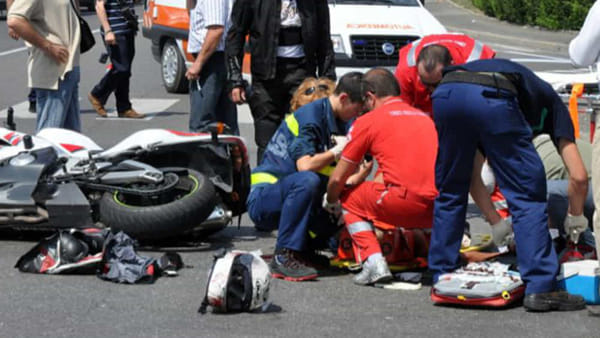 Puglia, tragico incidente su statale 16, scontro auto moto, muore centauro