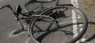 Puglia, uomo in sella alla sua bicicletta travolge un pedone, cade dalla bici e muore
