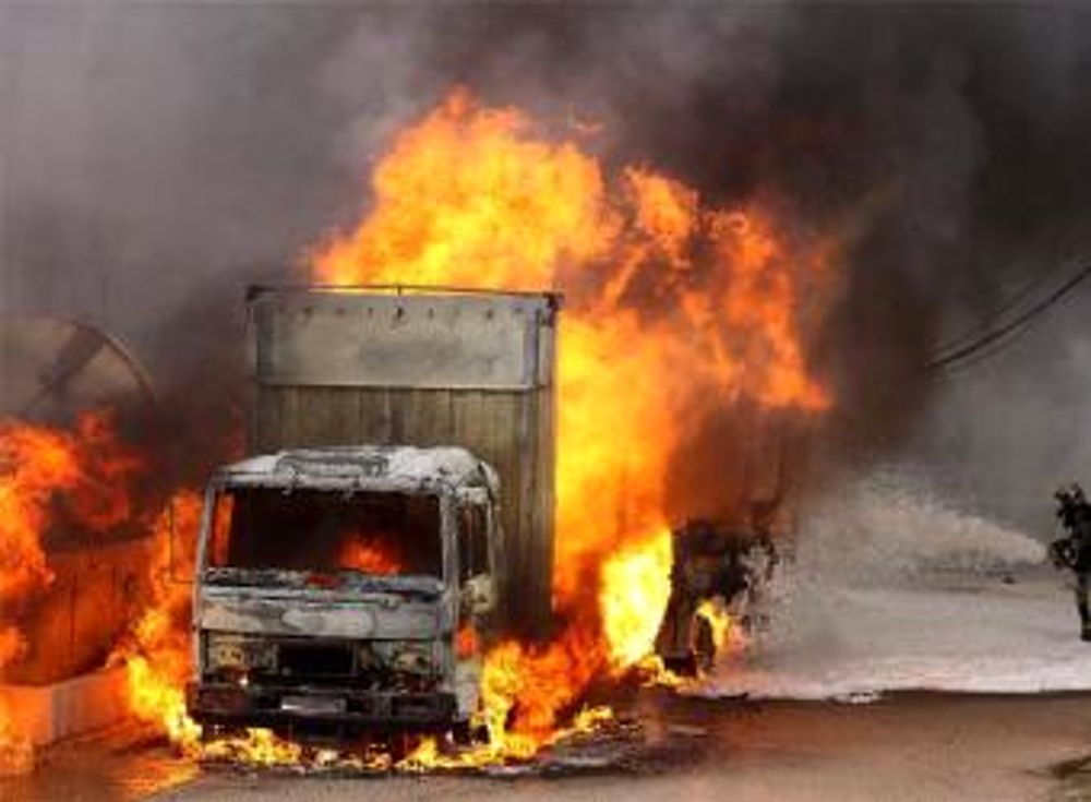 A14, spaventoso incidente, camion a fuoco paura in autostrada bloccata per ore