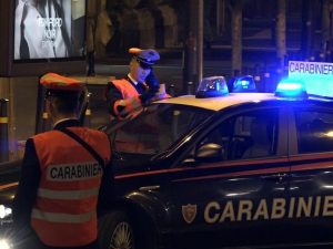 Bari, trentenne litiga per strada con alcune persone e li colpisce con un’accetta