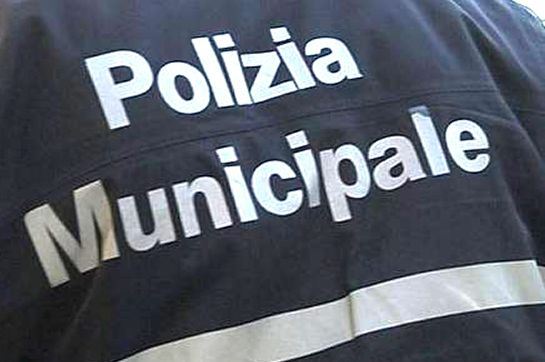 Tragedia nella polizia municipale, vigilessa punta arma alla testa del figlio e spara, poi si uccide