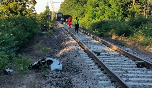 Tragico schianto auto a tutta velocità sfonda passaggio mentre sopraggiungeva treno, morto un uomo