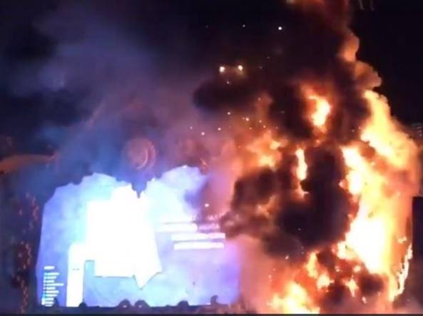 Terrore tra spettatori, incendio divora palco in pochi minuti evacuate 22 mila persone