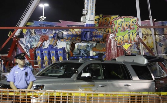 Terrore al luna park, una fila di seggiolini si stacca da giostra meccanica, un morto e 7 feriti gravissimi