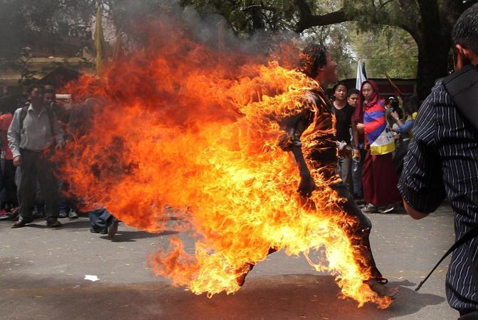 Il vicino fa troppi rumori e lui gli da fuoco