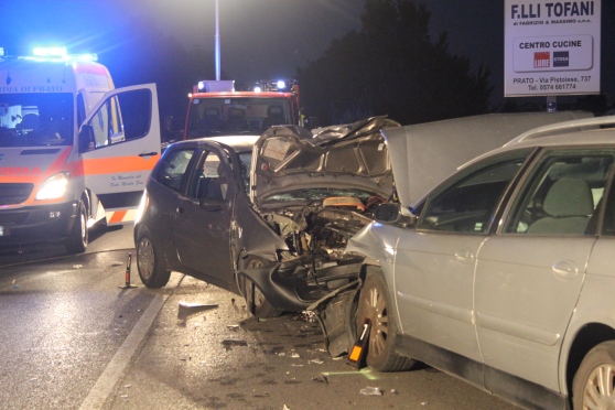 Bari, terribile scontro tra due auto, ragazzo rimane incastrato tra le lamiere