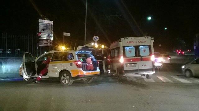 Spaventoso schianto ad un incrocio auto contro ambulanza, feriti una donna e quattro bambini
