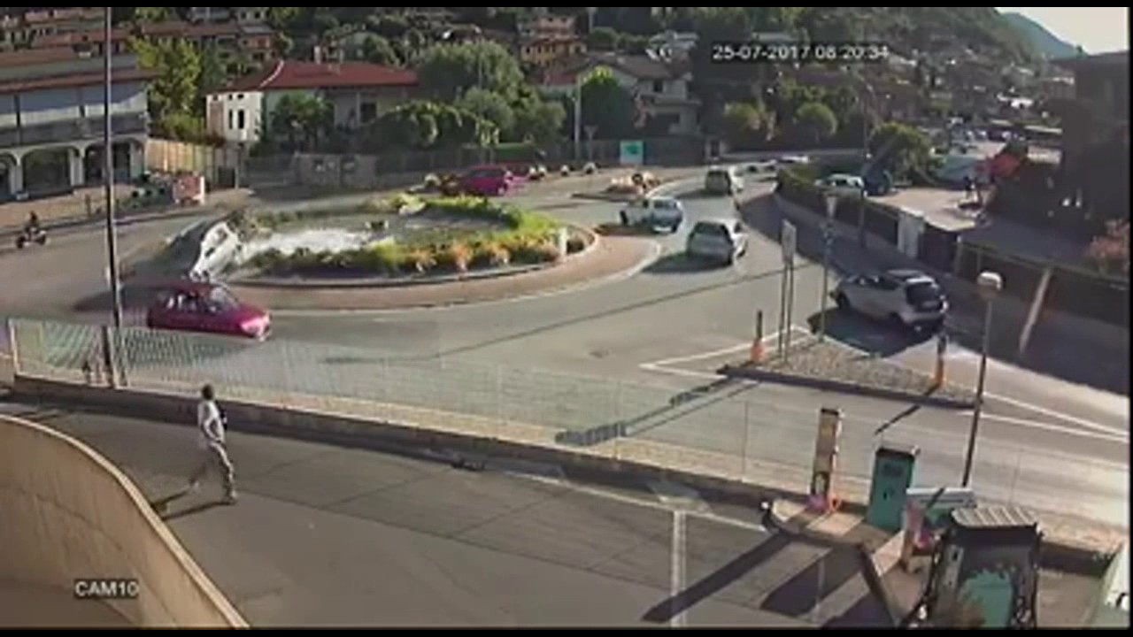 Spettacolare incidente, donna di 80 anni finisce con l’auto in una fontana, increduli gli altri autisti – video