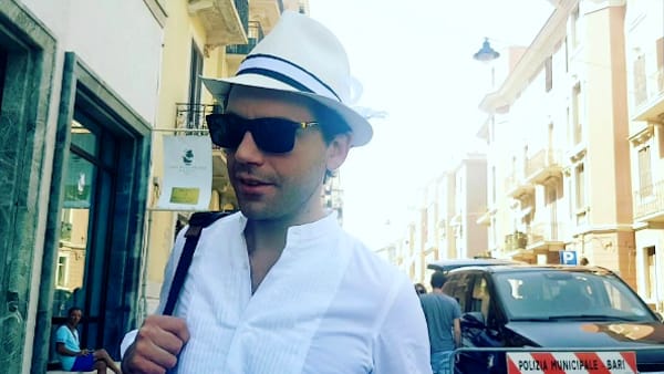 Bari, sul lungomare un insolito tassista si tratta del famoso showman Mika, delirio dei fan