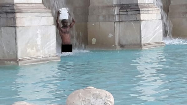 Africano nudo si fa il bagno al Gianicolo una delle fontane più visitate al mondo alla presenza di una coppia di sposini attoniti – video