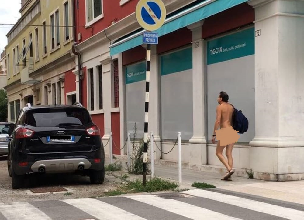 Nuova moda, fotografato uomo nudo in giro per la città,  le parti intime coperte da un fazzoletto