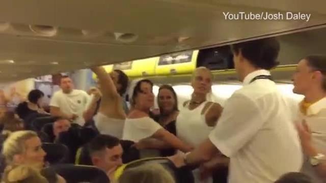 Maxi rissa a bordo aereo Ryanair provocata da passeggere ubriache poi fatte scendere tra gli applausi