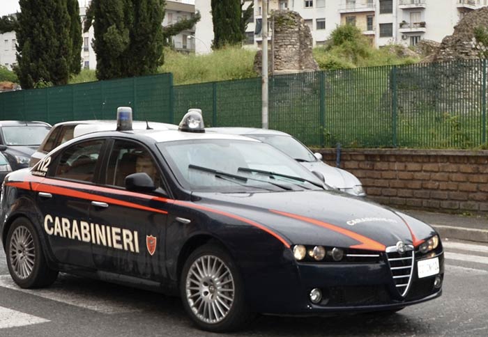 Bari, folle inseguimento sulla statale 16, poi picchia selvaggiamente le forze dell’ordine