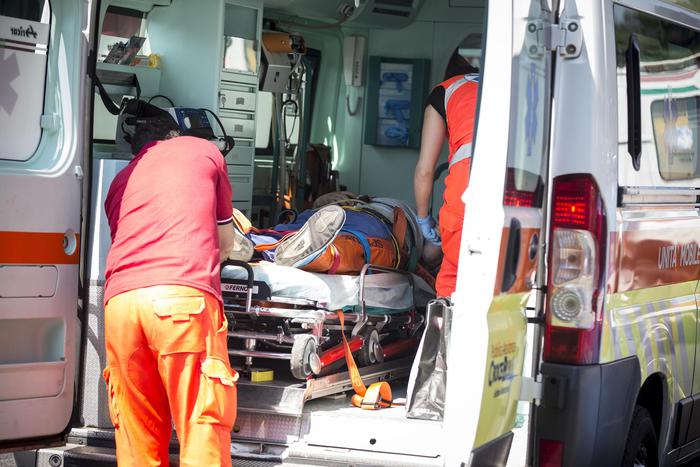 Strada statale 379 direzione Bari, auto invade corsia di marcia opposta, gravissimo conducente