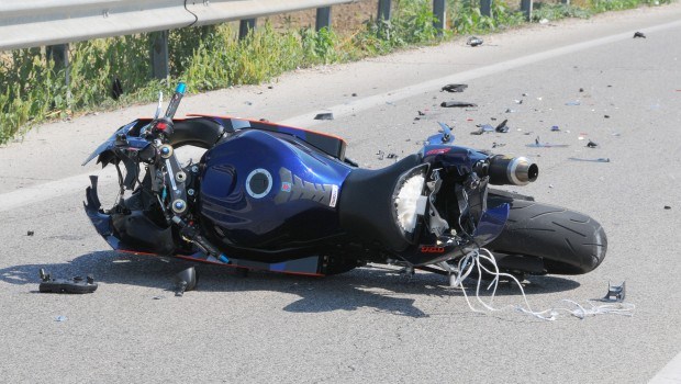 Puglia, tragico incidente il secondo in appena due giorni, centauro perda la vita schiantando contro muretto