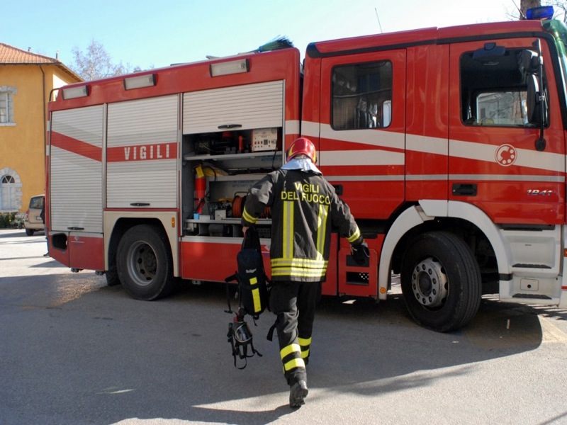 Statale 16, pauroso incendio di un tir,  le fiamme divampate nella cabina di guida all’uscita di Giovinazzo Sud direzione Bari