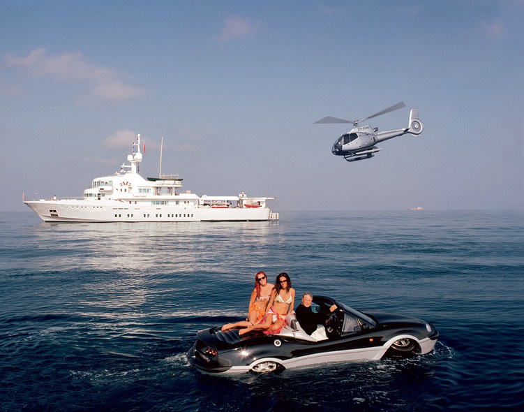 Mega yacht di 71 metri approda su una delle spiagge più belle della Puglia, il proprietario plurimiliardario vuole bere un drink