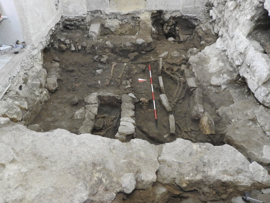 Una necropoli ai piedi della Muraglia, secondo gli esperti la scoperta potrebbe riscrivere la storia di Bari