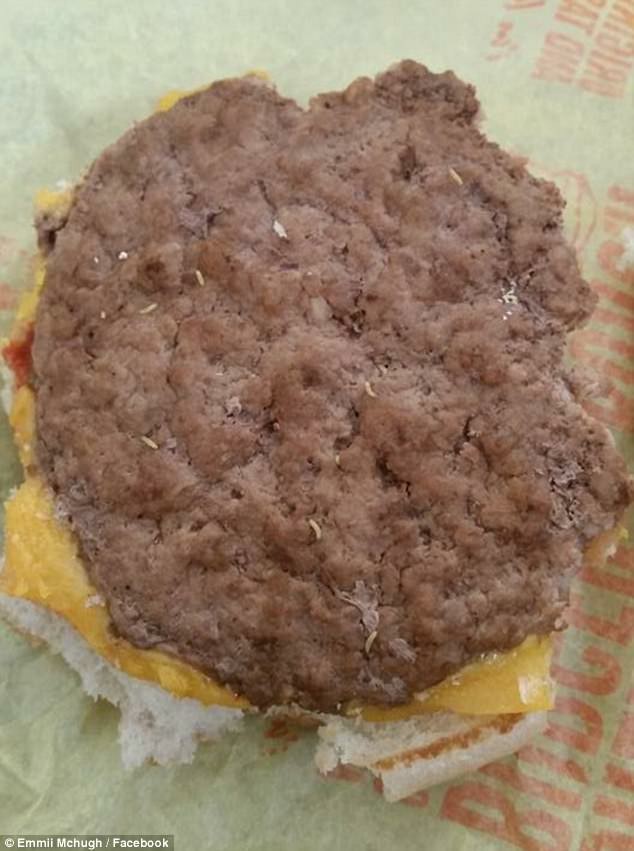 Al figlio di 3 anni compra da McDonald’s un cheeseburger ma fa una terribile scoperta nel panino ci sono i vermi