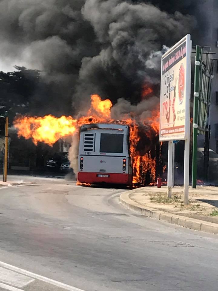 Bari, autista travolto dalle fiamme è grave, bus di linea prende fuoco in via Buozzi, strada chiusa al traffico
