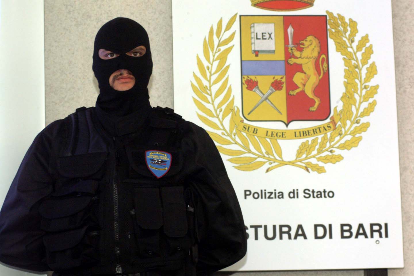 Bari paura per nuovo agguato, maxi retata dei carabinieri a Japigia, impiegati 50 uomini, unità cinofile e un elicottero