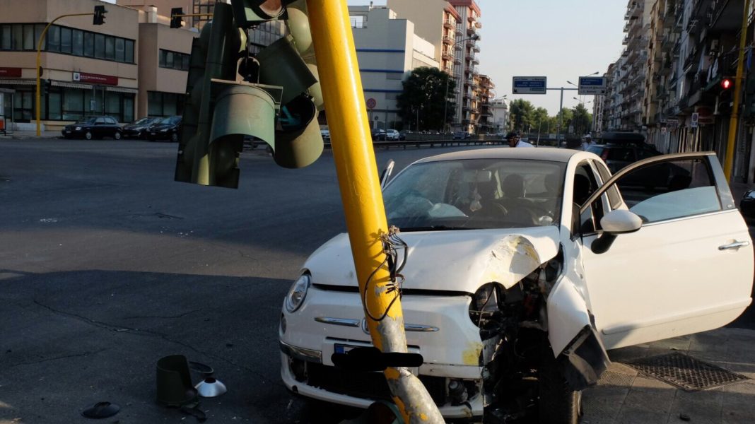 Taranto, auto si schianta violentemente contro semaforo per un colpo di sonno, ferito conducente