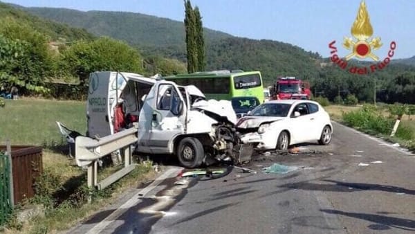 Pauroso incidente, violento impatto tra bus, furgone e quattro auto, sono 60 i feriti alcuni gravi