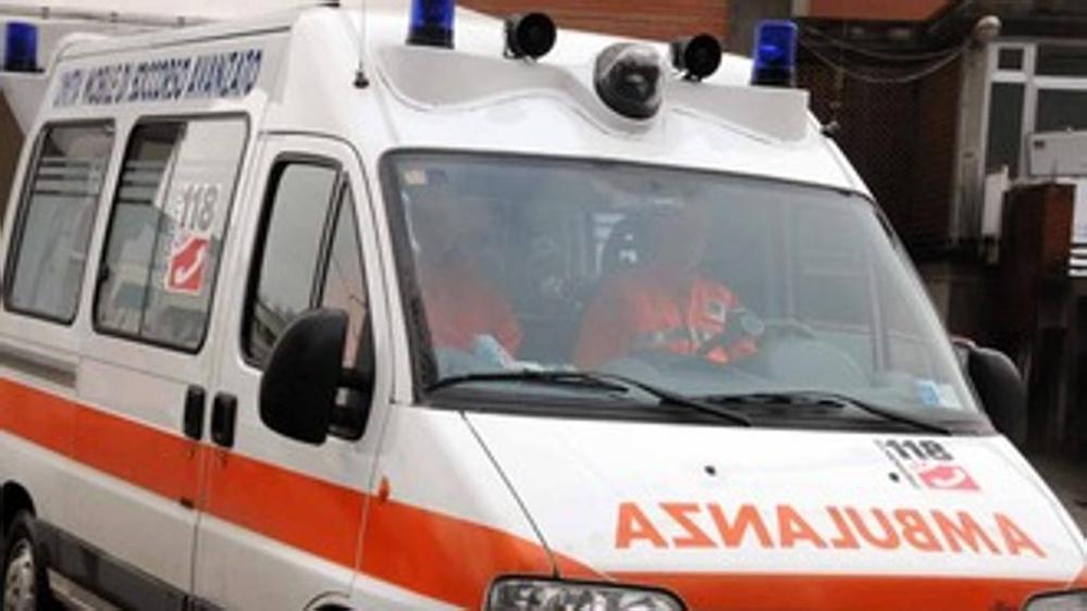 Puglia, violento incidente tra auto e moto, il bilancio è di tre feriti, una ragazza in condizioni gravi