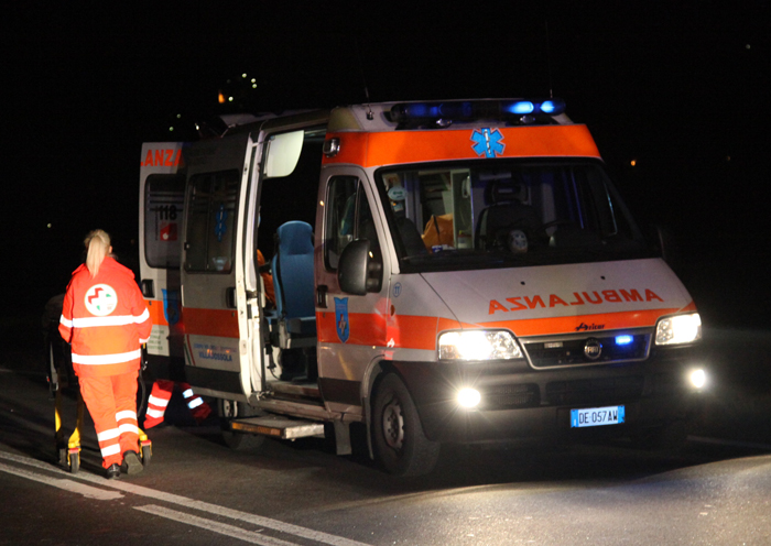 Bari quartiere Libertà, ragazzo con la moto si schianta contro camion dei rifiuti è in fin di vita