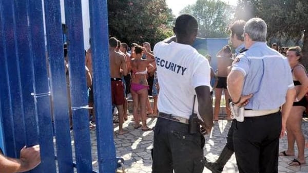 Giovane molesta bambini in piscina, linciato dai genitori presenti e poi arrestato