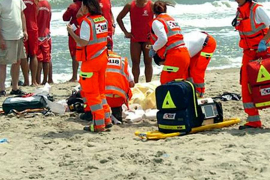 Pilone Ostuni gesto eroico, morto annegato per salvare la moglie, vano il soccorso di altri bagnanti