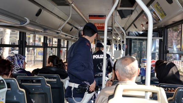 Bari follia su un bus, uomo senza biglietto picchia quattro controllori, uno rischia il distacco delle retina